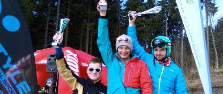 Českým mistrem ve skicrossu je Matěj Mrštný. Favorit Čech si zlomil nohu