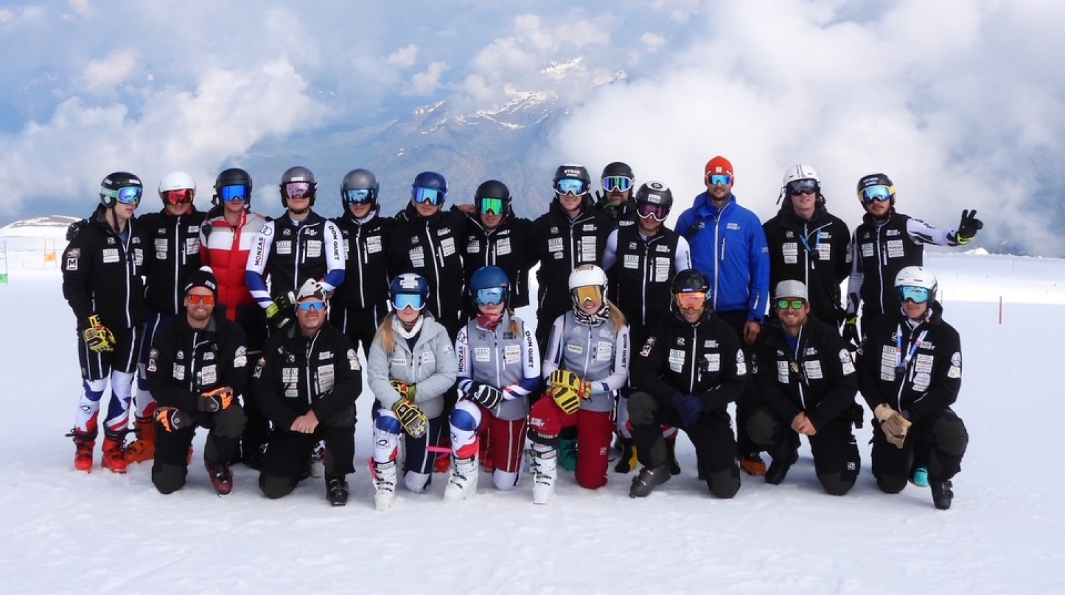 Dospělé a juniorské reprezentace započaly lyžařský kemp ve francouzském Les Deux Alpes