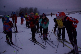 Skupina žáků oddílu běžeckého lyžování TJ Dukla Liberec na tréninku v areálu Vesec